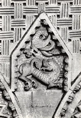 Détail du décor roman de la cathédrale — Lion prêt à bondir — Studio M. LE MONNIER - BAYEUX