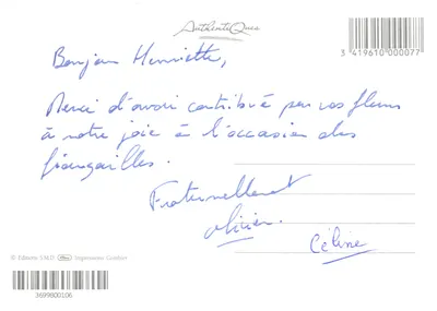 Jardim florido em frente a uma porta de madeira — editor AuthentiQues — Verso
