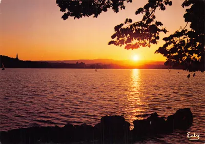 Pôr do sol sobre o lago de Annecy — vista desde as margens, editor Echy