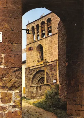 Arlempdes (Haute-Loire) — Facha da igreja através do portal do século XIX — Impressor Combier, Mâcon