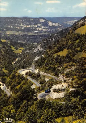 Os curvas de Septmoncel — vista panorâmica das montanhas e estrada sinuosa — editor IRIS
