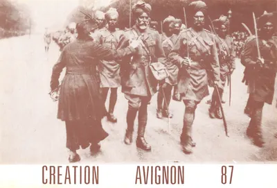 Soldados indígenas em uniforme — cena de parada — editor CREATION AVIGNON 87