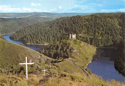 Ruínas do castelo de Alleuze — século XIV, sobre a barragem de Grandval, banhada pelas águas da Truyère — Foto Edições BOS