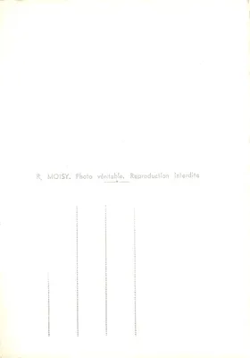 Vignes — vista enquadrada por cachos de uva com torre de igreja no fundo — R. MOISY — Verso