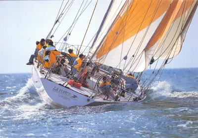 Le Maxi-Yacht « La Poste » — en pleine course à la voile — éditeur La Poste / Direction de la Communication