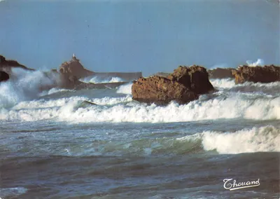 Rocher da Virgem — vista das ondas e do farol — editor Thouand