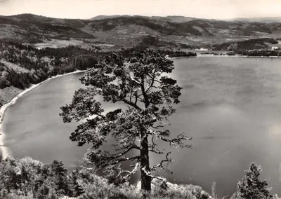 Lago de Issarlès — vista geral de um vulcão antigo — editor Les Editions de l'Économie J. Cellard, Bron