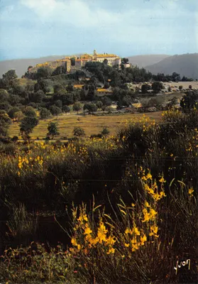 La Sarrazine — aldeia feudal situada na ponta de um promontório rochoso (Alt. 758 m) — Éditions d'art S.P.A.D.E.M. n° 06620 GOURDON