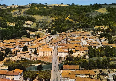 Pissac-sur-Égrenée — vista aérea do vilarejo e seu ponte sobre o rio — editor C. Ping