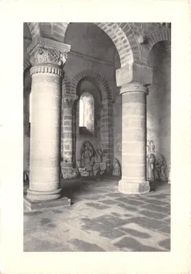 Interior da igreja de Saint-Menoux — nave com colunas e estátuas — editor Aigueperse, n° 5196