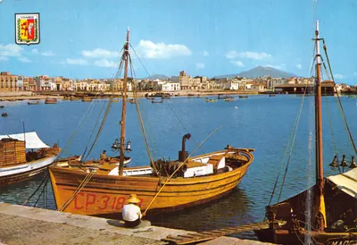 Vinaroz — porto com barcos de pesca e vista da cidade — editor Ediciones FISA