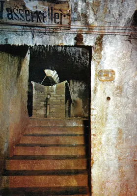 Wasserkeller — entrada com escadas e lavatório — Éditions du Fort de Douaumont