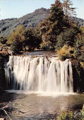 Cascade de Saillant — Chambon franchissant une coulée de basalte, Puy d'Eraigne — Photo-Édition G.d'O. - Olliergues (P.-de-D.)