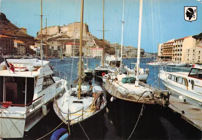 O Port de Bonifacio — vista do castelo e dos barcos — Les Éditions Mar
