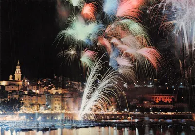 Vista noturna do antigo Menton — editor AU SOLEIL DE LA COTE D'AZUR, n° 916