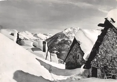 Velhos chalés de alpinismo — paisagem nevada — Éditions Airel