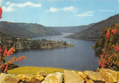 Vista do lago de Confolent — Plan d'eau des Fades Besserve — Éditions Chapdes