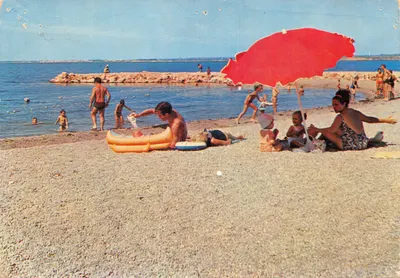 Balaruc-les-Bains — praia com guarda-sol vermelho e banhistas — Clichés A. L. P. - Béziers