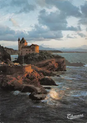 Castelo de Thouand — vista costeira com falésia e mar — editor Thouand