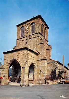 Igreja de São Etienne de Gumières — torre sineira com relógio e arco gótico — editor Cing