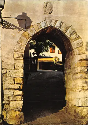 Portal do século XII — Le Castellet (Var) — Impresso por Combier Imprimeur, Mâcon