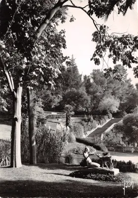 Nîmes (Gard) - Jardin de la Fontaine — statue d'une femme et d'un chien, éditeur Monique, n° I.B. 1237
