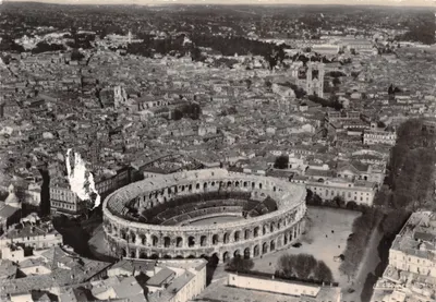 Nîmes — vista aérea das Arênes — La Cigogne, editora