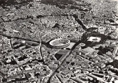 Nîmes — Vue aérienne des Arènes et de l'Esplanade — Éditeur GREFF, Paris