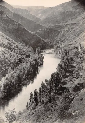 Gorges do Tarn — vista panorâmica com margem e aldeia — editor Yvon, n° I.B. 2533