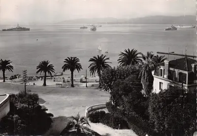 A Côte d'Azur — Vista do mar e das flores em Saint-Raphaël (Var) — Les Éditions PRANK