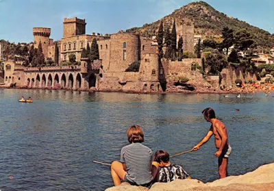 Le Château et le Mont San-Peyre — vue de la côte avec baigneurs — Éditions Lyoncolor, n° 827
