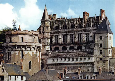 Castelo de Amboise — vista geral com torre redonda — editor Greff