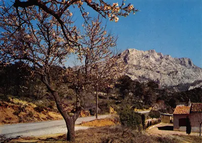 Montagne Sainte-Victoire — vue depuis les environs d'Aix-en-Provence — éditions de France