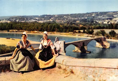 Avignon (Vaucluse) — Jovens Comtadinas no Ponte Saint-Bénézet (século XII) — Edições Rella
