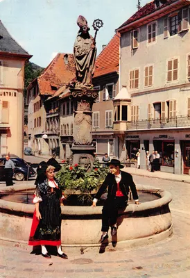 Fontaine Saint-Thiébaut — estátua de santo com cetro — Edições Hachette