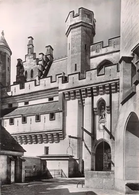 Pierrefonds (Oise) — O Castelo (Reconstituição de Viollet-le-Duc, 1858-1870) — Porta e Portão de Entrada, Service Commercial Monuments Historiques, Paris
