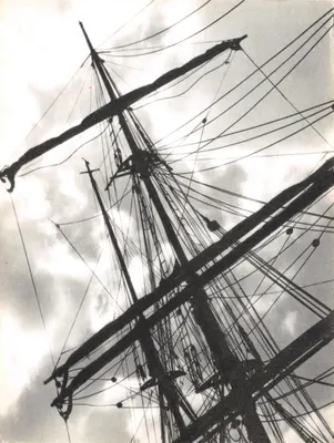 Velas e mastros de um navio a vela — vista de cima para baixo — Foto R. Manson, N° 225
