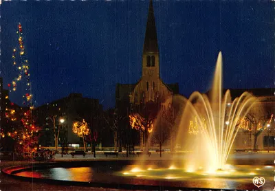 Place Wilson — place de nuit avec fontaine et église — Éditions de l'Est