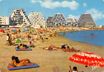La Grande-Motte — plage animée avec immeubles modernes — Éditions ESTEL