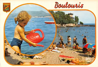 Boulogne-sur-Mer — plage animée avec enfant jouant avec un arrosoir — éditeur MAR