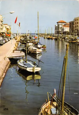 Palavas-les-Flots — Vue panoramique sur le Canal et le Port, au fond les Phares et la Mer — Société des cartes postales APA-POUX