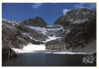 Lac de Mythre — vue alpine avec neige et montagnes — éditions Mythra