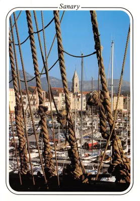 Sanary — vue du port à travers les cordages d'un voilier — éditeur Pavillon Bleu d'Europe
