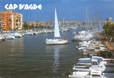 Cap d'Agde — port de plaisance avec voiliers — Éditions de la Palette