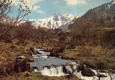 Torrent en haute montagne — vue avec cascade et montagne enneigée — Éditions Grenoble Spadem