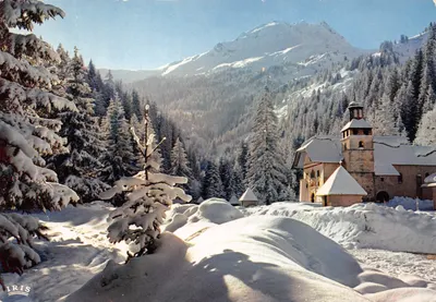 La Chapelle des Neiges — chapelle enneigée au pied des montagnes — éditeur LUMICAD