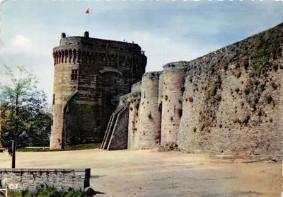 Dinan (Côtes-du-Nord) — Tour massive du château de la Duchesse Anne — Éditions d'Art JO3