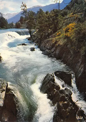 Cascade du Castellet — vue de la cascade en eau vive — éditeur IRIS