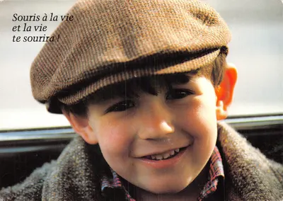 Enfant souriant — portrait d'un garçon en casquette — éditeur Houtland, B-8200 Brugge - Lille - Den Haag