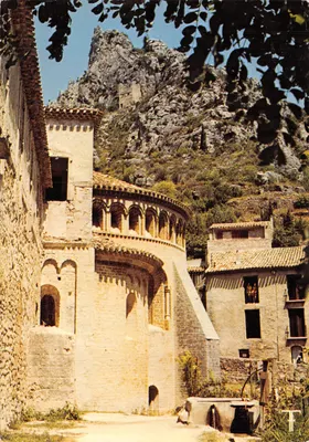 Saint-Guilhem-le-Désert — abside de l'église abbatiale (XIe siècle) et ruines du château de Don Juan — Éditions Septfontis
